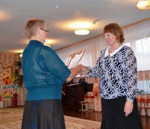 Воспитателей поздравляет заведующая детсада