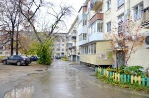 Двор дома по Коммуны, 41