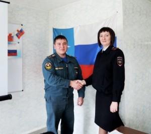 Заместитель начальника 112 ПЧ А. Клепалов и инспектор по пропаганде ГИБДД И. Коробицына