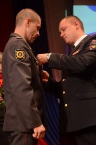 Нагрудный знак за отличие в службе 2 степени вручается инспектору ГИБДД Эдуарду Иванову