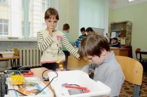 Дети собирали башни и роботов 