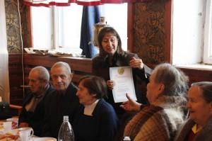 Л. А. Плотникова поздравляет инвалидов