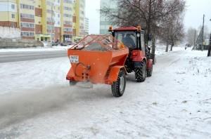 В центре Сысерти тротуары посыпают песком