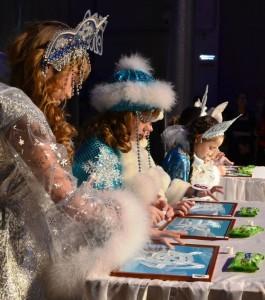 Творческий конкурс среди Снегурочек: нарисуй снежинку