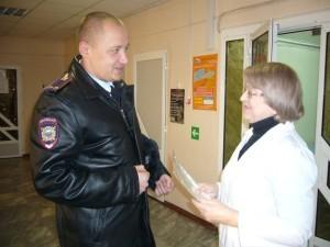 Е. Узянов поздравляет мам, воспитавших полицейских