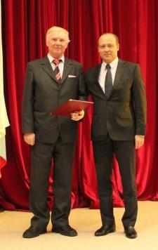 грамоту Г. П. Шляпникову вручает руководитель администрации губернатора, председатель Свердловского регионального отделения Ассоциации юристов России, С. В. Пересторонин