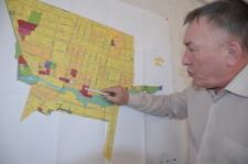 Михаил Анатольевич Серков у карты Верхней Сысерти