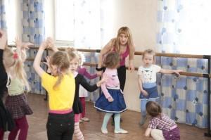Поносова Ольга Михайловна на занятиях с танцевальной группой «Воробышки»