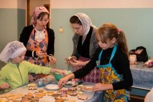 Добровольцы пекут Крещенское печенье