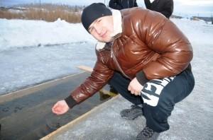 Глава Б. Истока А. М. Зырянов ловит руками мальков