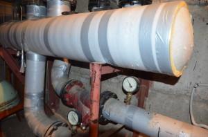 Трубы в подвале укутаны, чтобы не было лишних теплопотерь ТСЖ2