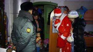 Полицейские взяли в рейд Деда Мороза
