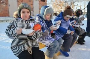 Дети едят солдатскую кашу