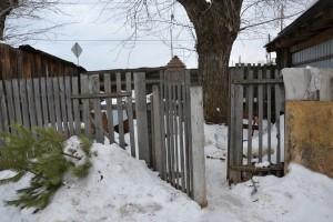 Крупногабаритный мусор жильцы складывают меж сараев