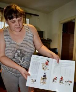 Татьяна Косенкина показывает кресло "Далматинчик" в каталоге