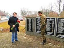 Поисковики и внучатый племянник ветерана на мемориале в п. Ушаково Поисковики и внучатый племянник ветерана на мемориале в п. Ушаково