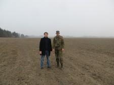 Вячеслав Чернавских и Николай Фляум в поле, где найден орден Вячеслав Чернавских и Николай Фляум в поле, где найден орден