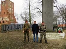 Поисковики и внучатый племянник ветерана на мемориале в п. Ушаково Поисковики и внучатый племянник ветерана на мемориале в п. Ушаково