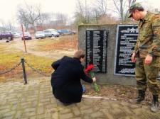 Поисковики и внучатый племянник ветерана на мемориале в п. Ушаково Поисковики и внучатый племянник ветерана на мемориале в п. Ушаково