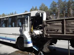 Автобус въехал в "КамАЗ"