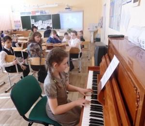 Дарья Тарзьян сыграла на фортепиано и рассказала стих, перевоплотившись в медсестру