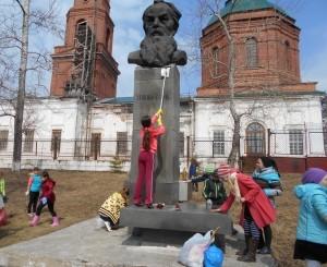 Дети помыли памятник П. П. Бажову