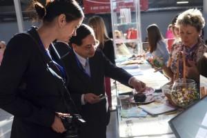 Гости у сысертского стенда