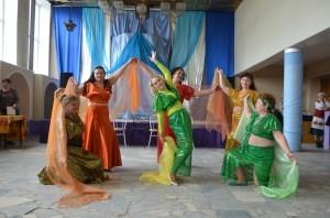 Восточная хореография в исполнении возрастных танцовщиц