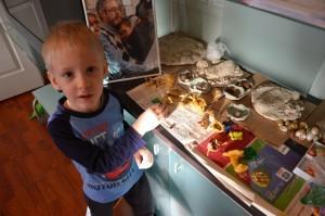 Толя показывает поделки