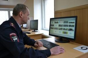 Начальник отделения ГИБДД Владимир Банников тестирует программу и, заодно, свои знания
