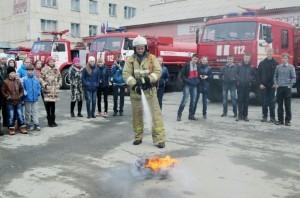 Пожарные демонстрируют технику