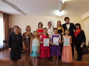 Местные артисты с членами жюри