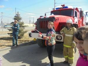Детей учили пользоваться огнетушителем