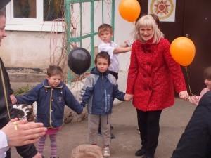 Дети вальсировали вместе со взрослыми 