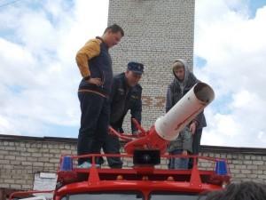 Студенты изучали пожарную машину сверху