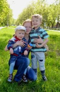 Ольга Хусниярова с младшими детьми - Данилом и Денисом