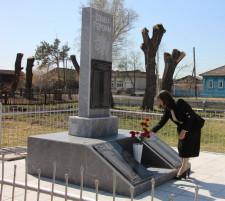 Возложение цветов к новому памятнику в селе Абрамово