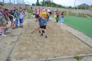 Ребята ищут мины