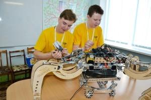 Роман Домрачев и Владислав Стерхов со своим роботом-пауком