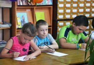 Ребята пишут письма на фронт своим прадедам