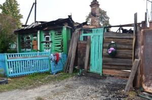 На воротах дома по С. Разина, 20 висит венок в память о погибшем