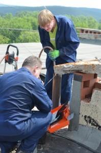 Коммунальщики устанавливают заглушки на водоотведение из квартир должников