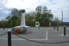 Площадь в старом центре Сысерти памятники