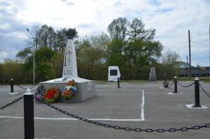 Площадь в старом центре Сысерти памятники