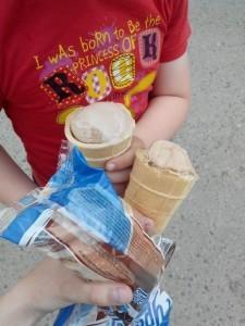 Мороженое раздавали в Октябрьском