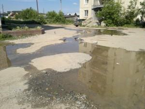 Лужа у дома по Химиков, 6