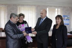 Вручение медали Плотниковым