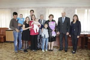 Вручение медали Плотниковым