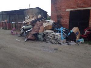 Свалка крупногабаритного мусора рядом с контейнерами 
