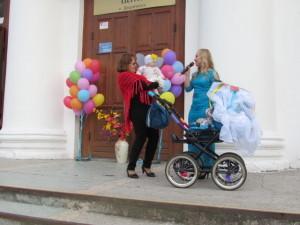 Кривоногова С.  с дочерью парад колясок